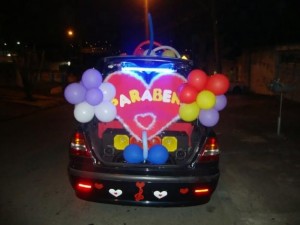 André contratou um carro de mensagens homenagear mulher