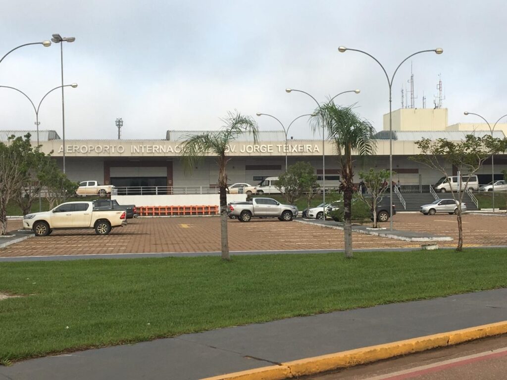 passageiro-de-aviao-e-preso-transportando-3-kg-de-cocaina-amarrados-no-torax,-em-ro