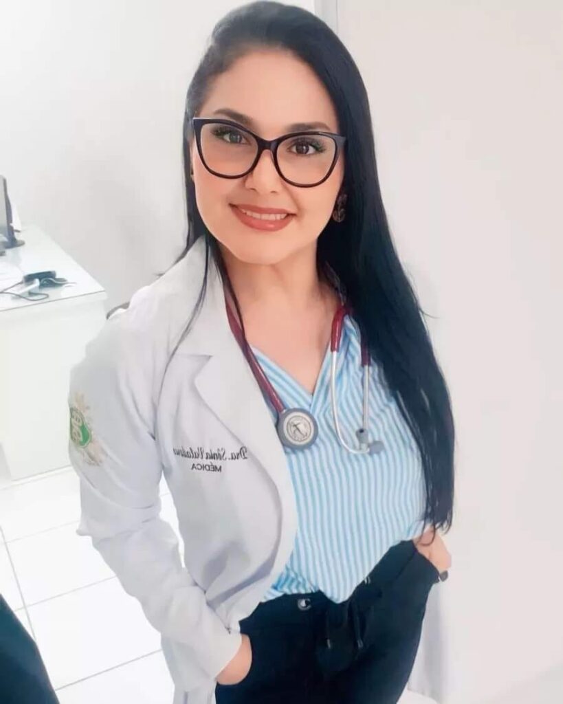 quem-e-a-medica-que-morreu-afogada-junto-com-o-filho,-o-irmao-e-mais-duas-pessoas-da-familia-apos-carro-cair-em-rio-de-ro