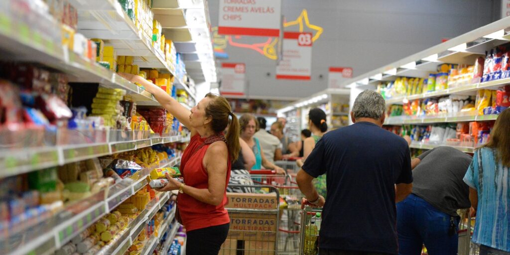preco-de-alimentos-e-juros-contribuiram-para-frear-inflacao-em-2023