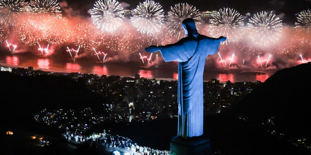 festa-de-reveillon-continua-na-praia-de-copacabana