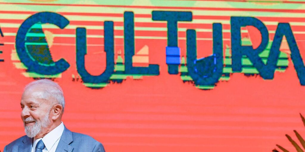 “nunca-mais-o-pais-entrara-na-escuridao-do-fim-da-cultura”,-diz-lula 