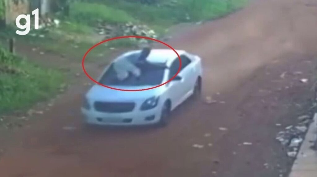 video:-mulher-atropela-e-‘carrega’-marido-no-capo-do-carro-por-metros-depois-joga-veiculo-contra-muro