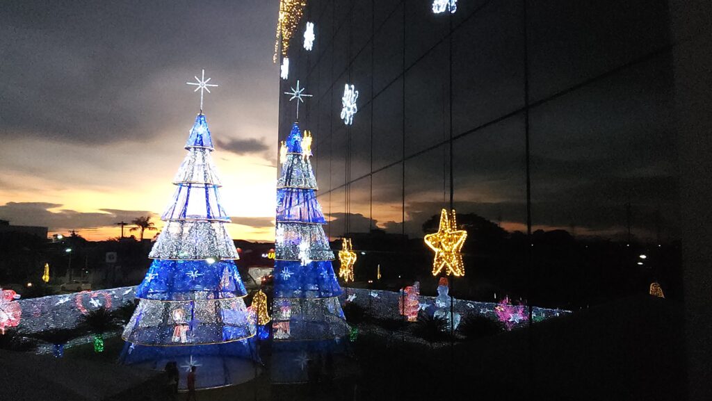 porto-velho-iluminada:-veja-fotos-das-decoracoes-natalinas-no-centro-politico-de-porto-velho