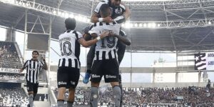 botafogo-vence-corinthians-pelo-brasileirao-com-tres-de-arthur-cabral
