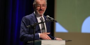 “brasil-nao-vai-abandonar-a-mesa”,-diz-ministro-sobre-taxacao-dos-eua