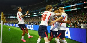com-um-a-menos,-inglaterra-derruba-mexico-no-azteca-e-segue-na-copa