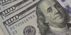 dolar-cai-ao-menor-nivel-em-quase-dois-meses,-com-alivio-externo
