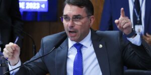 missao-pede-investigacao-sobre-filiacao-falsa-de-flavio-ao-partido