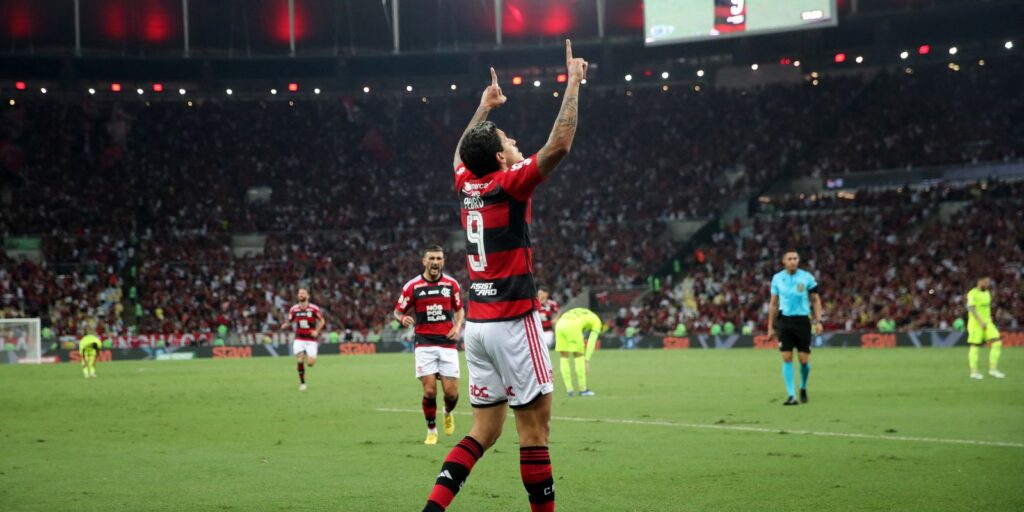 brasileiro:-flamengo-derrota-palmeiras-e-mantem-vivo-sonho-por-titulo