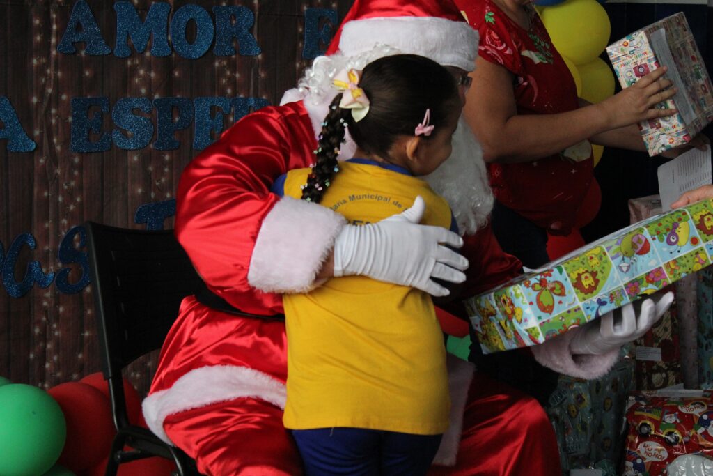 papai-noel-dos-correios:-saiba-como-adotar-uma-cartinha-de-natal-em-ro