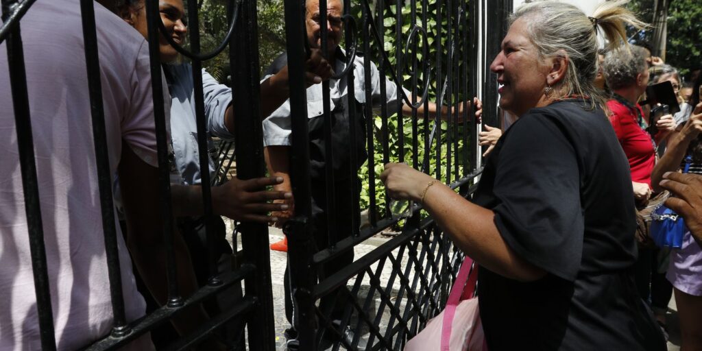 portoes-nos-locais-de-prova-sao-fechados-no-segundo-dia-do-enem