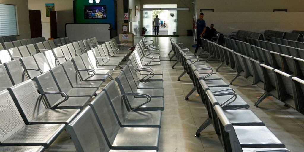 cerca-de-mil-trabalhadores-palestinos-regressam-a-faixa-de-gaza