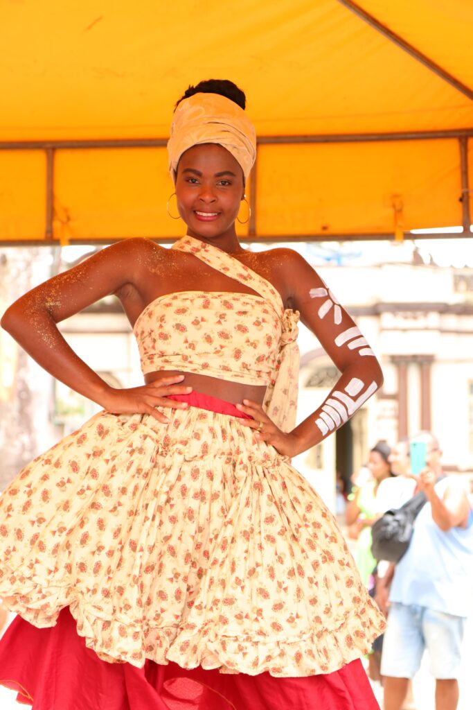 em-cruz-das-almas,-dia-da-consciencia-negra-e-celebrado-com-desfile-na-praca-senador-temistocles