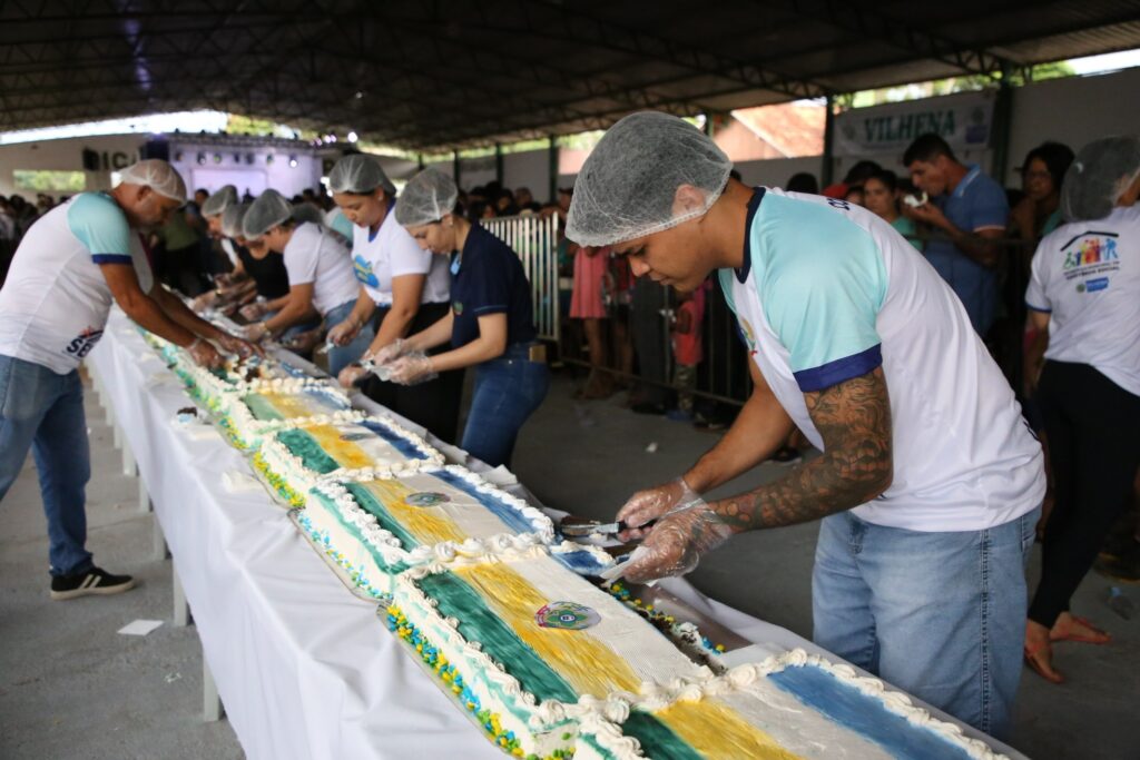vilhena-comemora-aniversario-com-festa,-show-e-46-metros-de-bolo