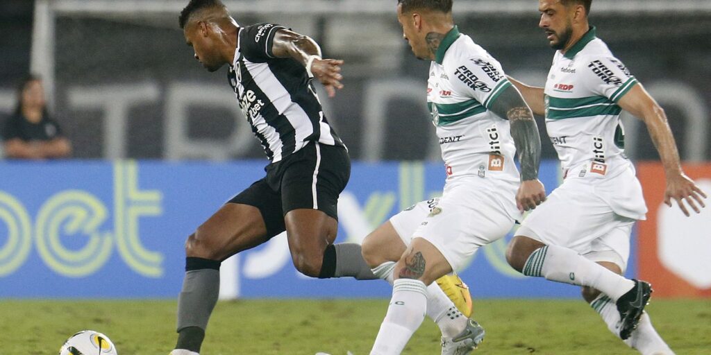 brasileiro:-botafogo-pega-coritiba-tentando-voltar-a-luta-pelo-titulo