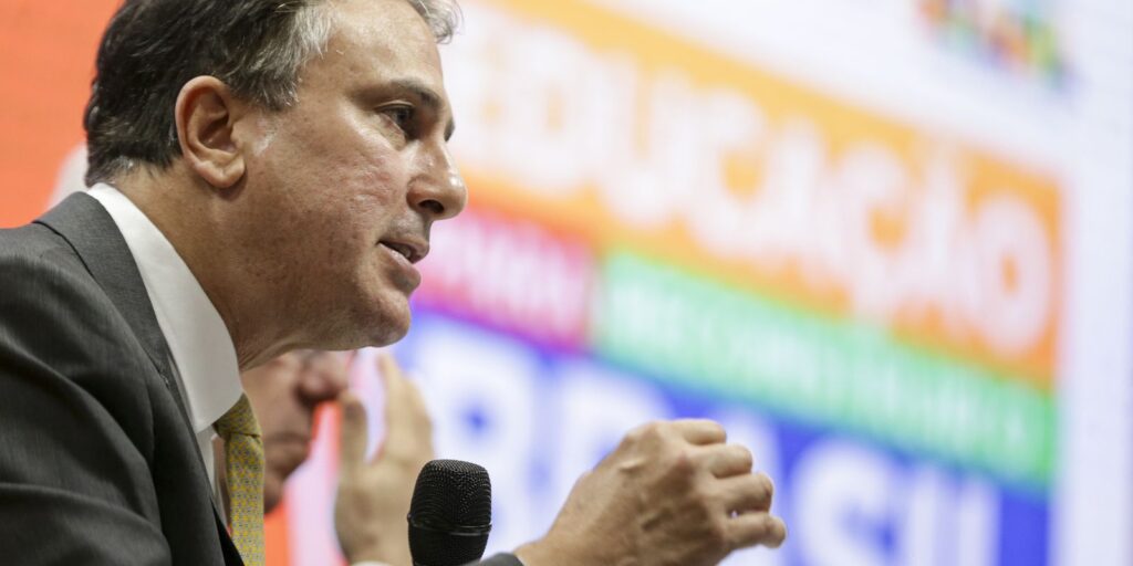 ministerio-da-educacao-estuda-fim-dos-cursos-de-licenciatura-100%-ead