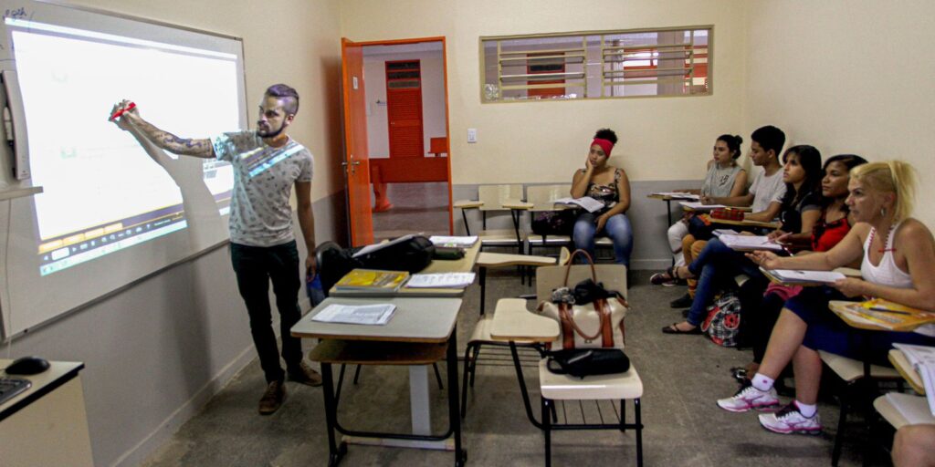 camara-pode-votar-nesta-terca-bolsa-para-manter-jovem-no-ensino-medio