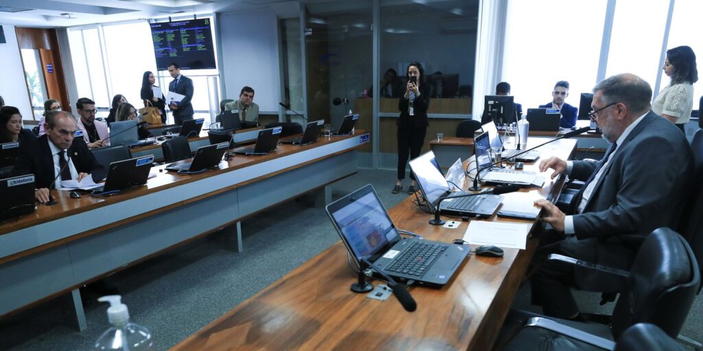 comissao-do-senado-adia-votacao-sobre-vacinacao-em-escolas-publicas