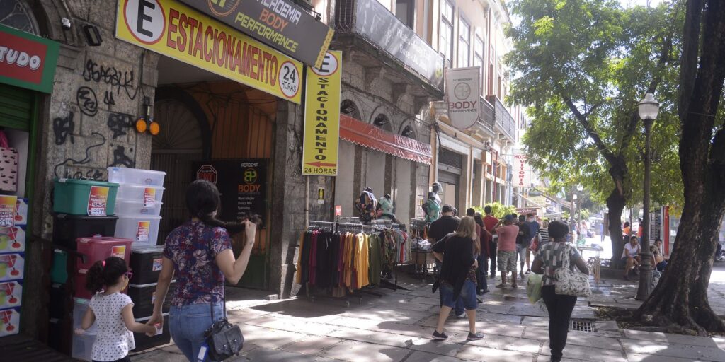 comercio-varejista-recua-0,3%-em-outubro,-diz-ibge