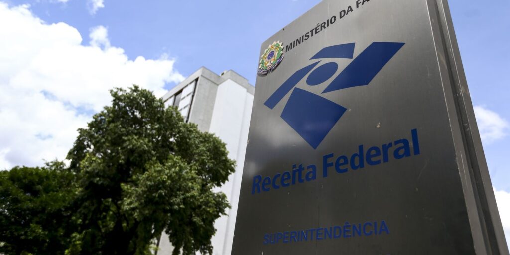 receita-federal-doara-roupas-apreendidas-a-vitimas-de-enchentes-no-rs