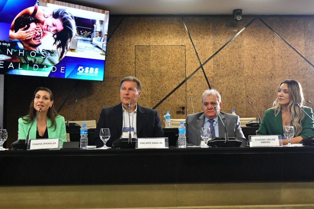 simplificacao-do-licenciamento-de-obras-e-destacada-por-phaena-spengler-em-seminario