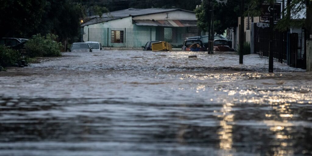 corrego-transborda-e-volta-a-invadir-casas-em-porto-alegre