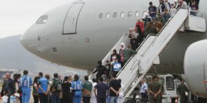 sexto-voo-de-repatriacao-do-libano-chega-com-212-passageiros