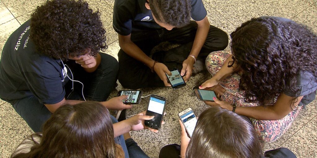 escolas-buscam-solucoes-para-regular-o-uso-de-celular-pelos-alunos