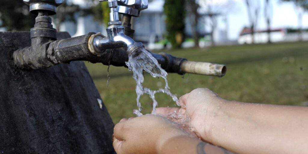 no-brasil,-1,4-milhao-de-estudantes-nao-tem-agua-tratada-na-escola