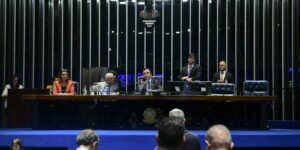 senado-aprova-teto-para-salario-minimo-e-mudancas-no-bpc