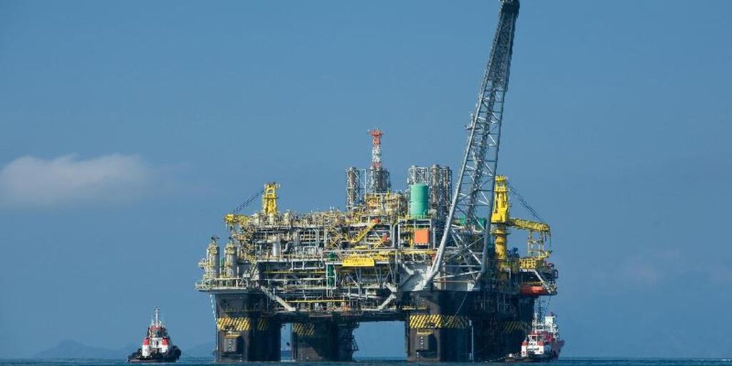 producao-de-petroleo-e-gas-se-mantem-proximo-a-recorde-de-2023