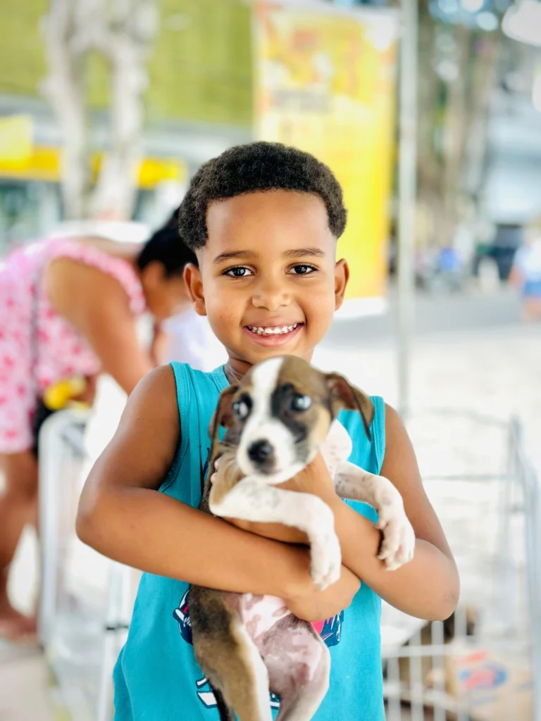 Feira de adoção “Me Leva Pra Casa” garante novos lares para cães resgatados
