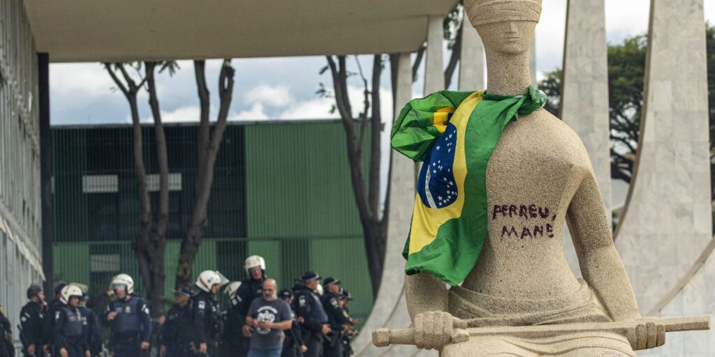 stf-condena-mulher-que-pichou-estatua-a-14-anos-de-prisao