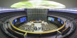 especialistas-veem-manobra-juridica-em-decisao-da-camara-sobre-golpe