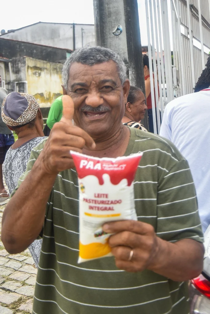 PAA Leite: nova entrega de 3 mil litros de leite beneficia famílias carentes