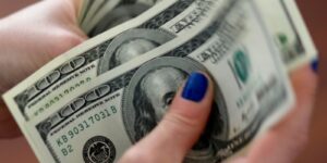 dolar-cai-para-r$-5,42-e-fecha-no-menor-valor-desde-19-de-agosto
