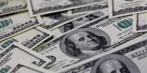 dolar-sobe-para-r$-5,54,-mas-fecha-distante-da-maxima-do-dia