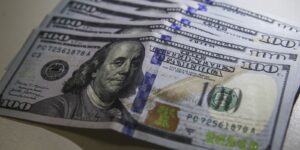 dolar-fecha-praticamente-estavel,-a-r$-5,54,-mas-sobe-2,26%-na-semana