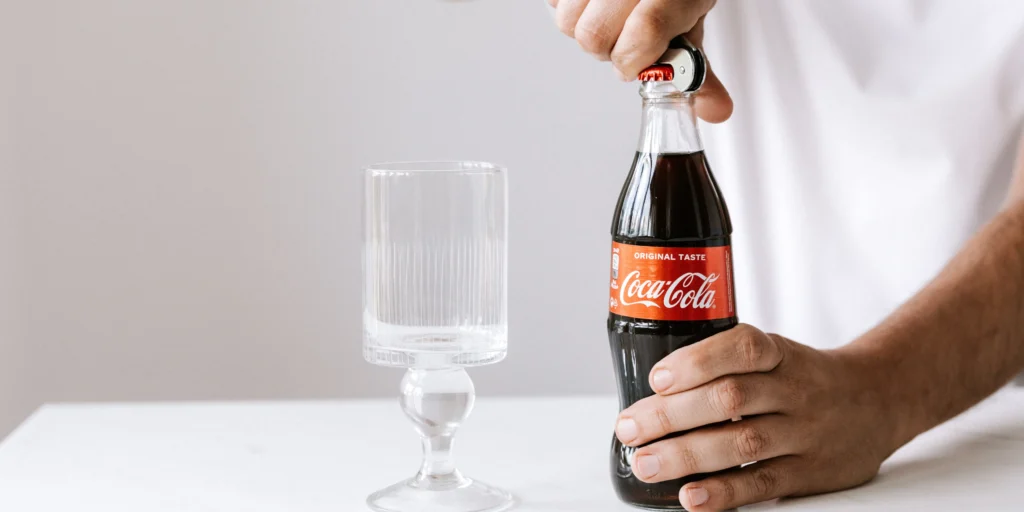 coca-cola-saudavel?-versao-plus-traz-zero-acucar-e-fibras-que-ajudam-na-digestao.-saiba-como-funciona-e-se-pode-chegar-ao-brasil!