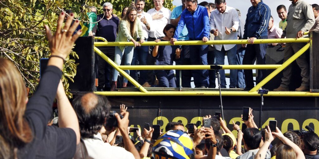 de-tornozeleira,-bolsonaro-participa-de-motociata-em-brasilia