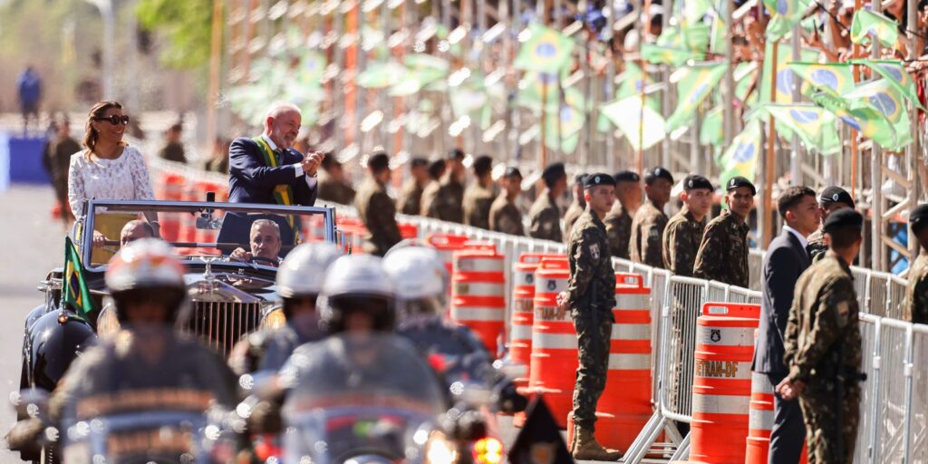 lula-e-ministros-acompanham-desfile;-publico-entoa-“sem-anistia”