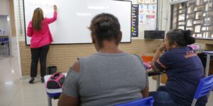 alfabetizacao-de-adultos-pode-aumentar-renda-em-ate-16%,-aponta-estudo