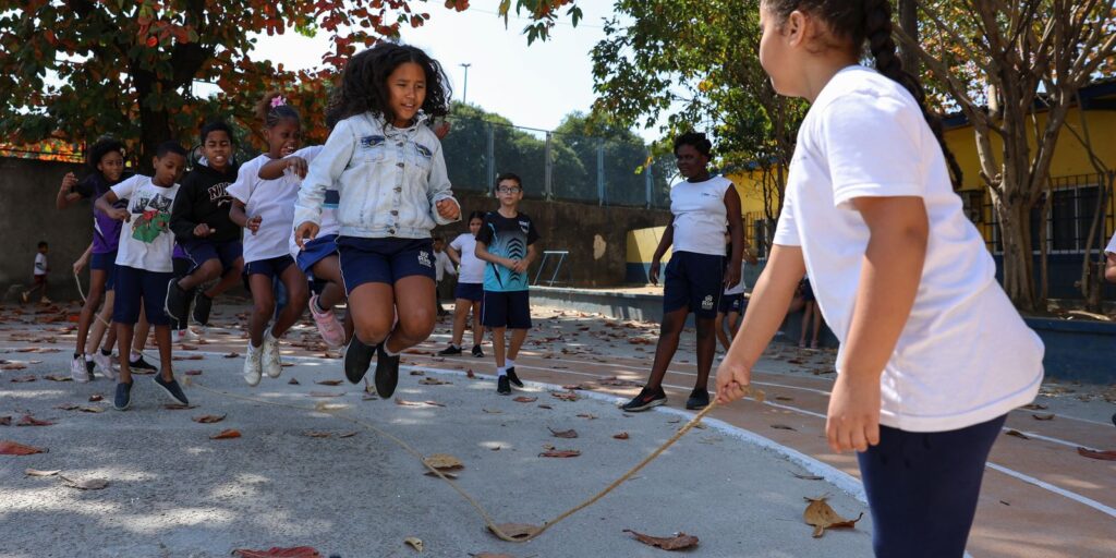 sem-celulares,-desempenho-escolar-e-socializacao-melhoram-no-rio