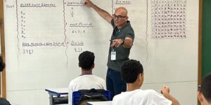 com-musica-e-ia,-professores-buscam-chamar-atencao-dos-alunos-em-sala