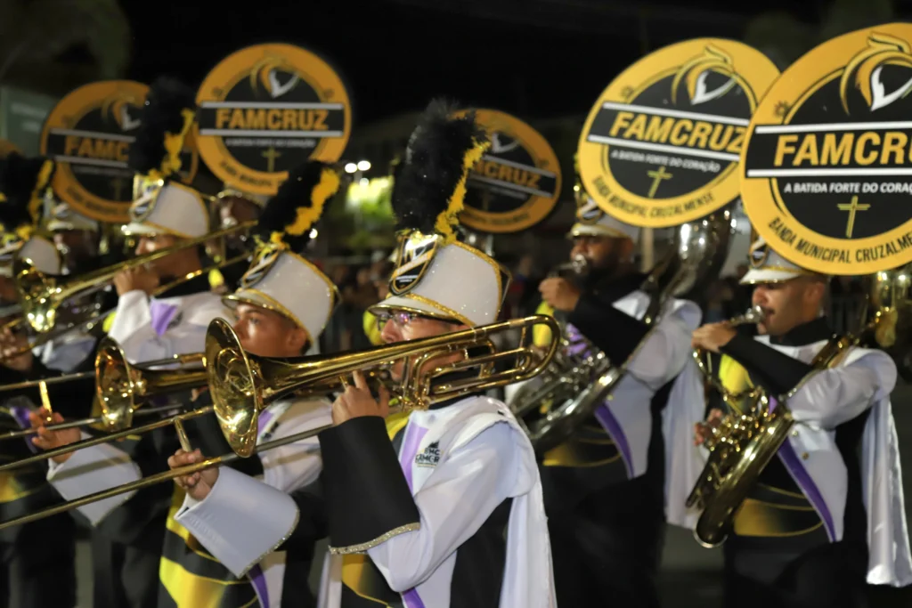 confamcruz:-desfile-de-bandas-e-fanfarras-encanta-publico-na-praca-senador-temistocles;-famcruz-da-show-e-orgulha-cruzalmenses