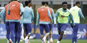 vinicius-junior-diz-que-selecao-evolui-sob-comando-de-carlo-ancelotti