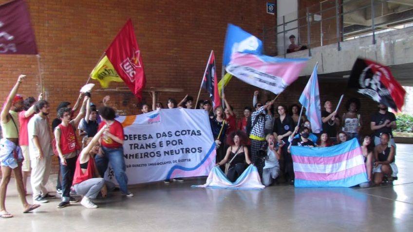 estudantes-da-unb-fazem-ato-a-favor-de-banheiro-para-pessoas-nao-binarias