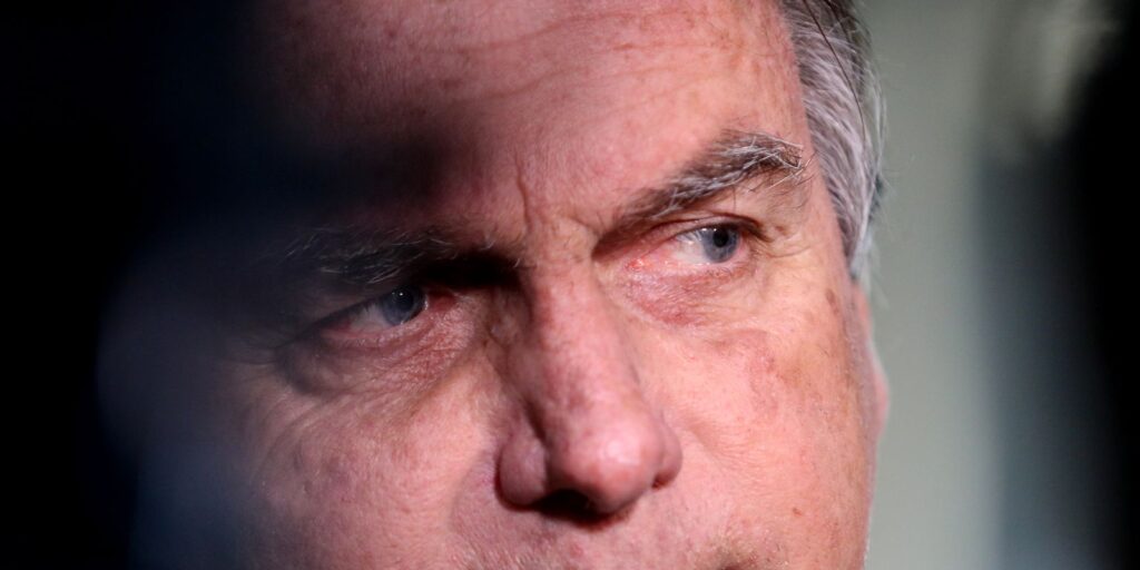 bolsonaro-tem-crise-de-soluco-e-passa-por-atendimento-medico-na-prisao