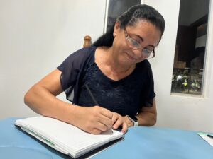 apos-59-anos-sem-estudar,-mulher-realiza-sonho-de-aprender-a-ler-e-escrever-em-tres-meses,-em-ro